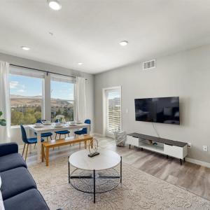 Sparks 2BR Waterfront · Spring Getaway & Rooftop