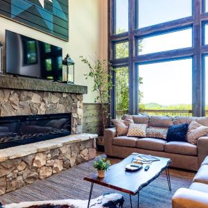 Luxury Smoky Chalet, Indoor Pool, Hot Tub, Theater, Sleep 12 in 4 King Suites with Indoor Fireplace, Outdoor Fire Pit, Game Loft and Scenic Views, 20 Min to Dollywood, The Island & Parkway, Dog-Friendly with 24Hr Hospitality