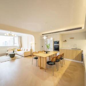 Warm Four Bedroom Apartment with Huangpu River View