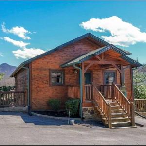 Cabin With Stunning Views, Hot Tub, Game Room