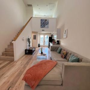 Modern One-Bed Loft in Hollywood Sign View & Free Parking