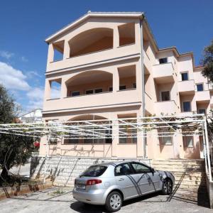 Charming 2-Bed Apartment in Okrug Gornji