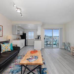 303B Perfect Location Beach Across the Street - Walk to Shops Dining - Harbor Views
