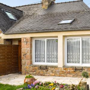 Amazing Home In Quemperven With Wifi