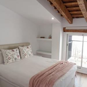 CASA FLORIT - CENTER 2BR 2BA ATTIC TERRACE VIEW WIFi AC