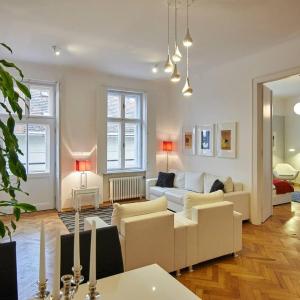 1 Bedroom Apartment Sleeps 2 -Balcony -Lift Access