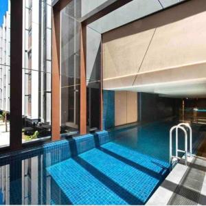 Midnight Luxe 1BR Apartment in the heart of Braddon Views from L7 Pool Sauna Gym Secure Parking Wifi Wine
