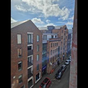 Apt - Sleeps 7 - Walking Distance to Attractions