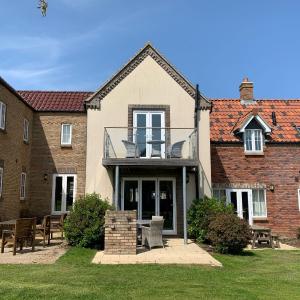 Prospect Cottage, The Bay, balcony, 2 bedrooms, patio, parking nearby, 2 dogs welcome