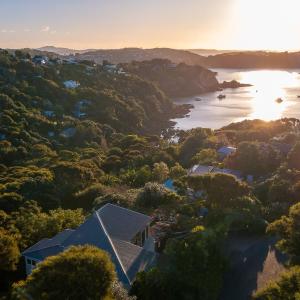 Kingfisher Views - Premium family house in Oneroa