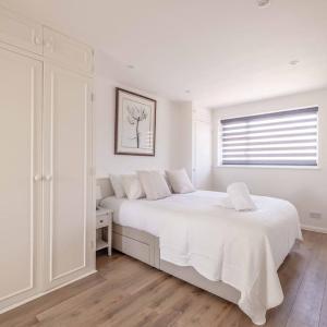 Charming 3Bed 3Bath Home in Windsor with parking! - By Tempstay