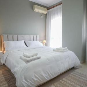 Staycation, City Center Apartment with balcony