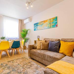 Roomy apartment 80sqm at city center FREE PARKING space, AC & balcony, Separate AC in all four rooms