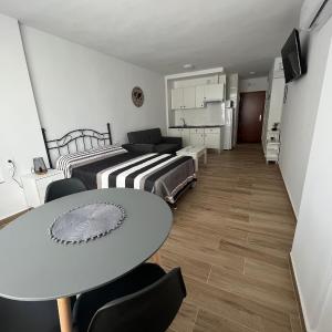 VER621 - 6th-Floor Studio with Sea Views and Pool - AC, 2 min to Buses and Taxis
