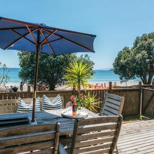 Onetangi Waterfront Bach - Coast & Country