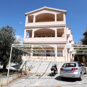 Immaculate 2-Bed Apartment in Okrug Gornji