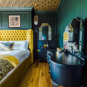 The Windsor Tapestries Retreat - Sleeps up to 9, Hot Tub, Free Parking, Dog Friendly