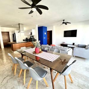 New Condo with Pool, Gym, A/C, WiFi, King Size bed