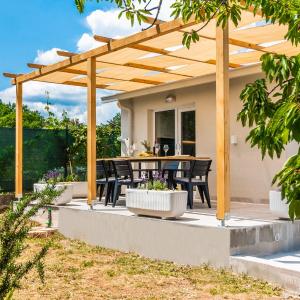 Holiday house Kristina with jacuzzi pool only for you