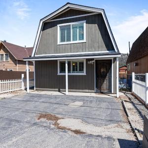 The Rock House - Smart TV, Fireplace, Fenced Yard