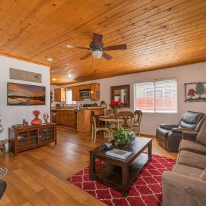 Cabin Chic - Cozy mountain home with WIFI, close to everything!