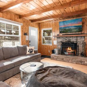 Bear's Booth - A true cabin experience with all the charm! Stunning wood interior!