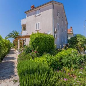 Apartments with WiFi Cres - 20832