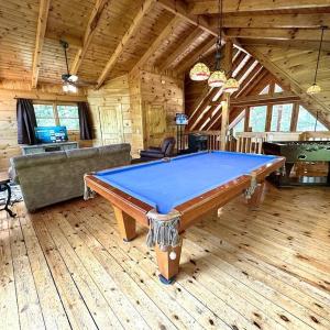 Hot Tub~ Arcade Game Room~ Pet Friendly~ Mt Views!