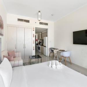 Modern Studio in Damac Hills with Pool and Gym