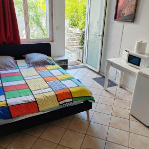Studio indépendant, avec piscine et jardin, direct gare aéroport, 1 lit pour 2 personnes Direct Gare Aéroport