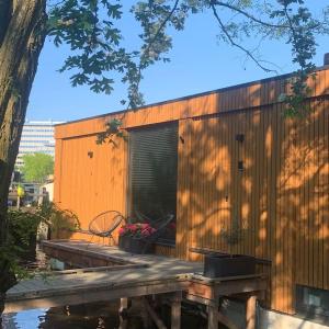 Beautiful Amstel houseboat