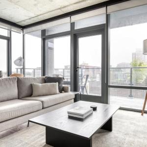 Lakeview 2BR w Deck Pool Gym nr Lincoln Park CHI-718