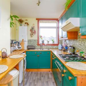 Bright & Spacious Double Room with Garden View- Close to Airport & City Centre