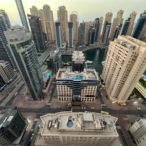 2 BR apartment with a beautiful view of the Marina minimum 5 night
