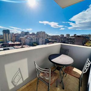 Luxury Spacious 2Bedroom +Balcony Near Opera and Northern Avenue, Middle Of Center