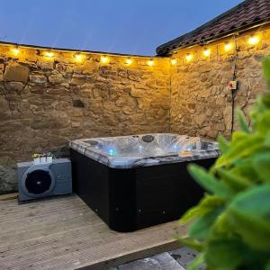The Old Moat Barn - With Private Hot Tub