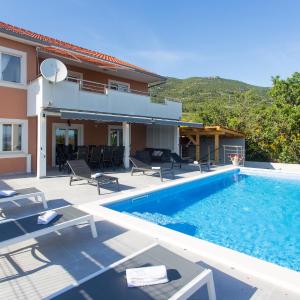 Luxury apartment with heated pool&sea and mountain view