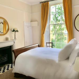 Beautiful Regency Crescent Apartment in Idyllic Location