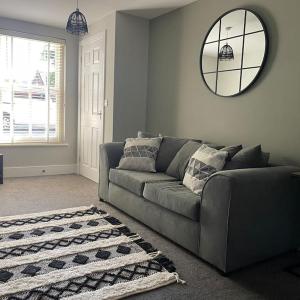Oak House by ShortStays4U A Modern 3Bedroom Townhouse with free parking in town centre!