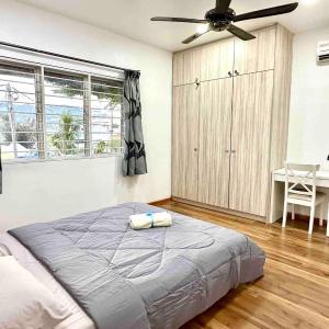 Corner Homestay with Garden and Private Parking