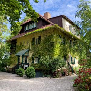 Strandvilla Hubertus Boltenhagen - Ferienwohnungen Apartment mit Parkplatz WLAN Küche Garten Grillplatz Waldbaden