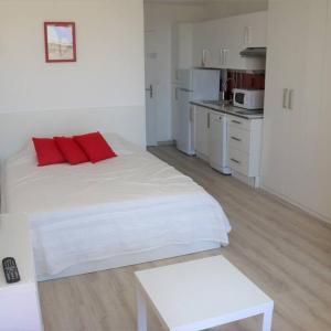 Studio 99, Héliopolis E au village naturiste