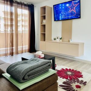 Mountain Crib in Urban Plaza w. Parking & Netflix