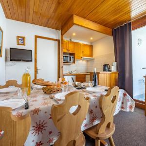 Appartement skis aux pieds à Tignes avec balcon, 6 couchages, proche commerces et navettes - FR-1-502-480