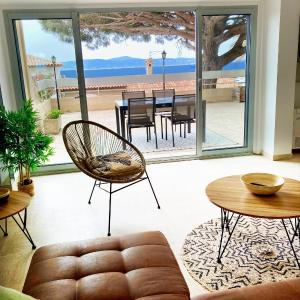 Grand Duplex climatisé avec terrasse face à la mer