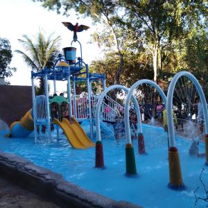 Aldeia do Lago C204- COOLER liberado no parque aquático, churrasqueiras, internet no ap , rampa no lago, ponto recarga de carro elétrico, pesqueiro