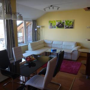 Merry&Car - HUGE BALCONY + Living Room + 2BR