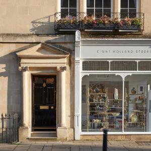 Entire designer Townhouse with luxury suites and rooms, located between The Royal Crescent and The Circus