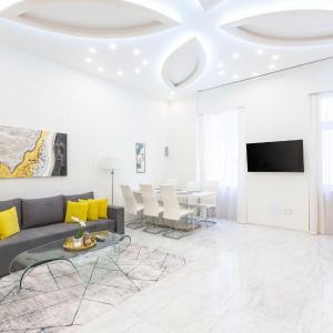 Luxurious Central Apartment next to the Danube River