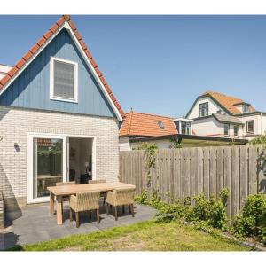 Sunny Bungalow in Heart of Texel